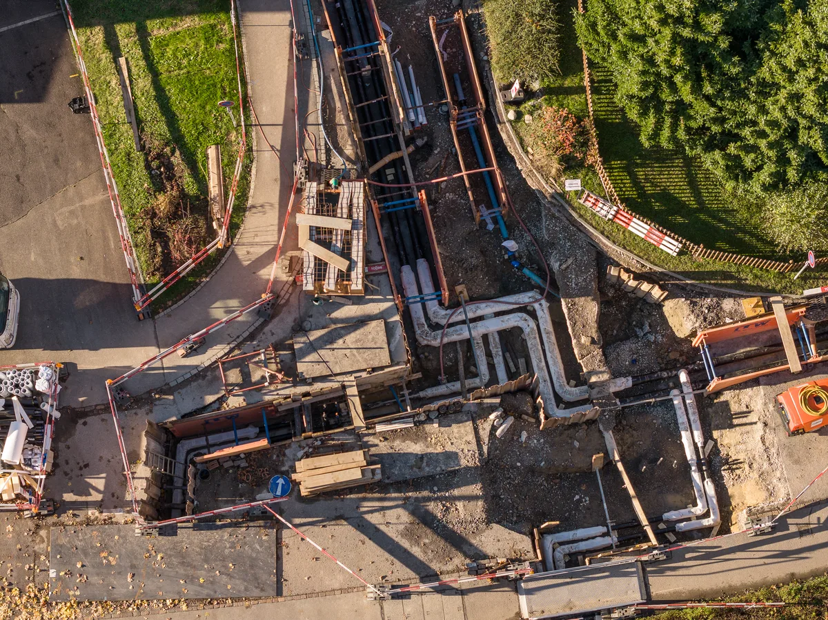Seit April wurden an der Zihl- und der Sonnenhofstrasse Leitungen verlegt. Luftaufnahme einer geöffneten Strasse, an der Leitungen eingebaut werden.